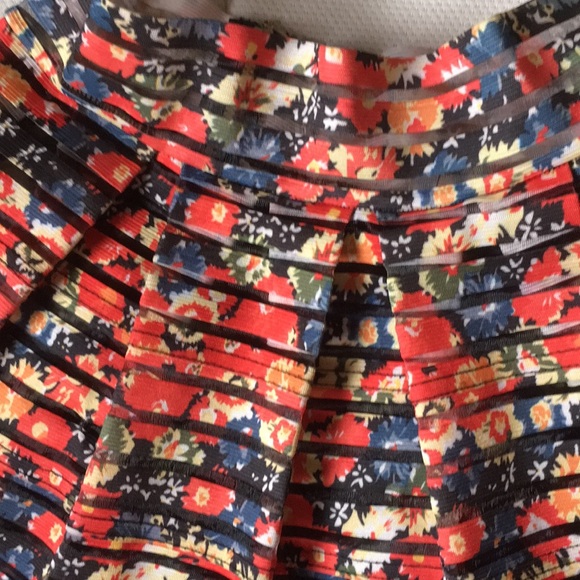 Amazingly cute skirt, puffy . Size 10 - Picture 2 of 4